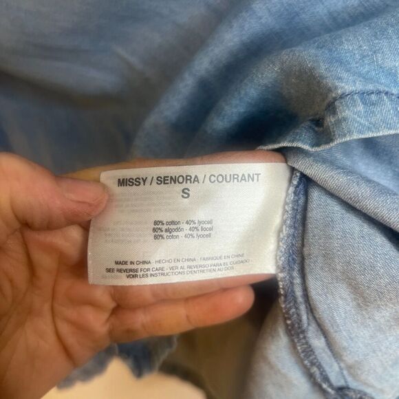 Bandolino Denim Vneck Cotton Blend Beaded Textured Shoulder Size Small Chambray - Picture 8 of 11